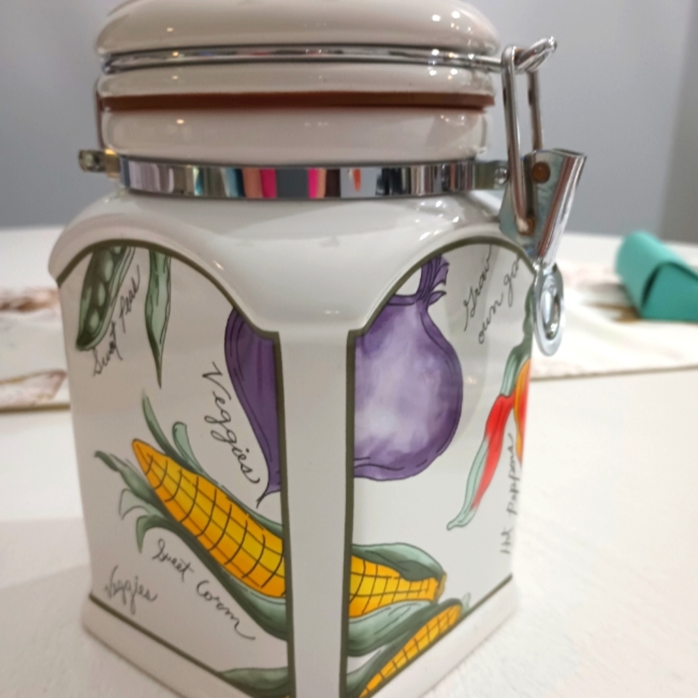 Furio Vegetable Canister with Locked Lid